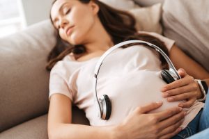 Close upof a pregnant young woman